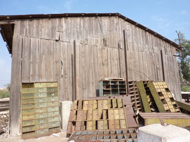 Vue extérieure du hangar qui sert de dépôt d'archives