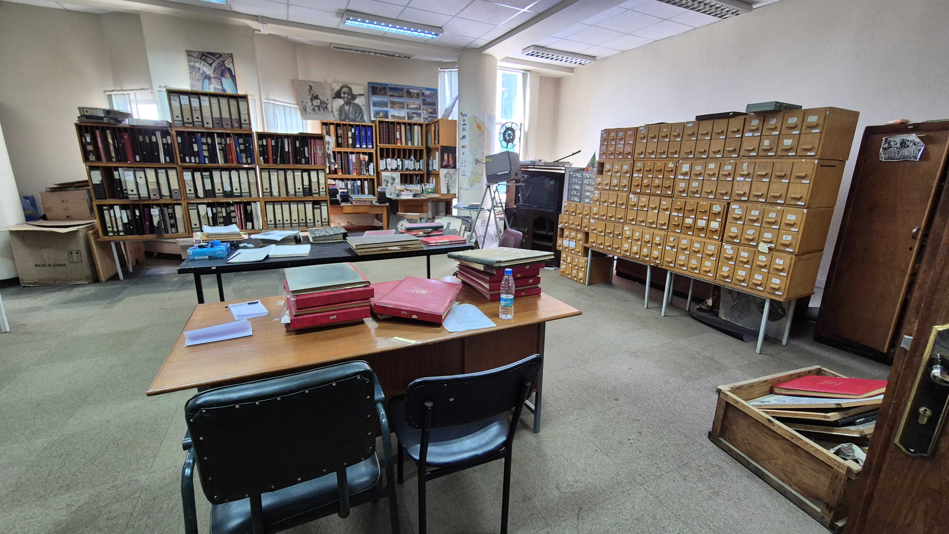 Etagère de classeurs présente dans la même salle que le meuble à tiroirs