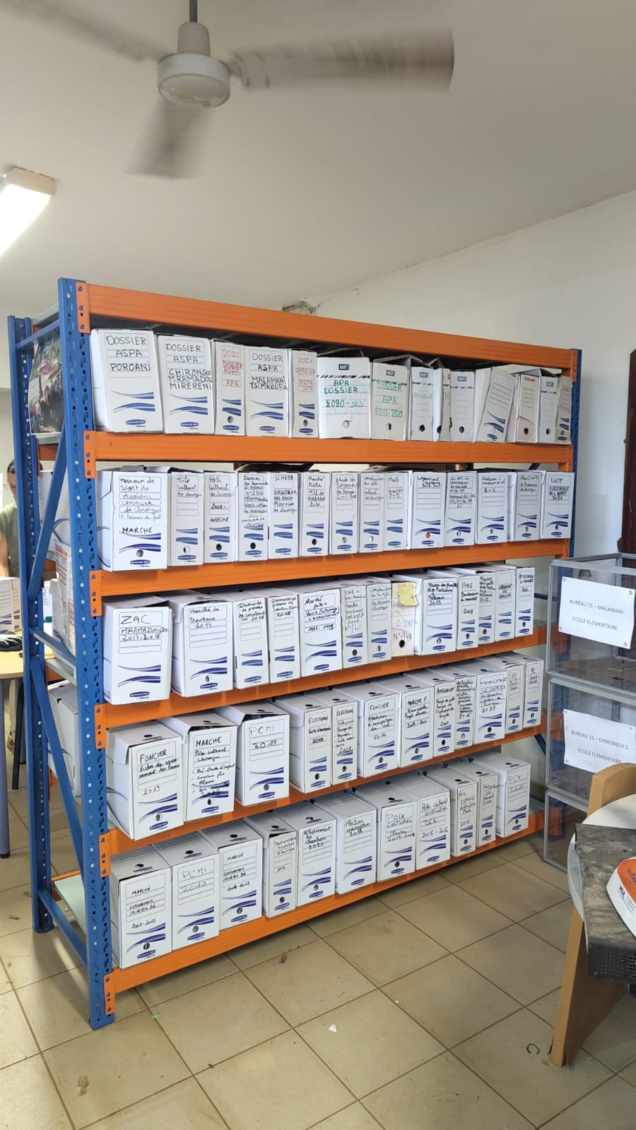 Un rayonnage d'archives