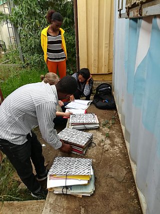 Examen de quelques dossiers sortis du container