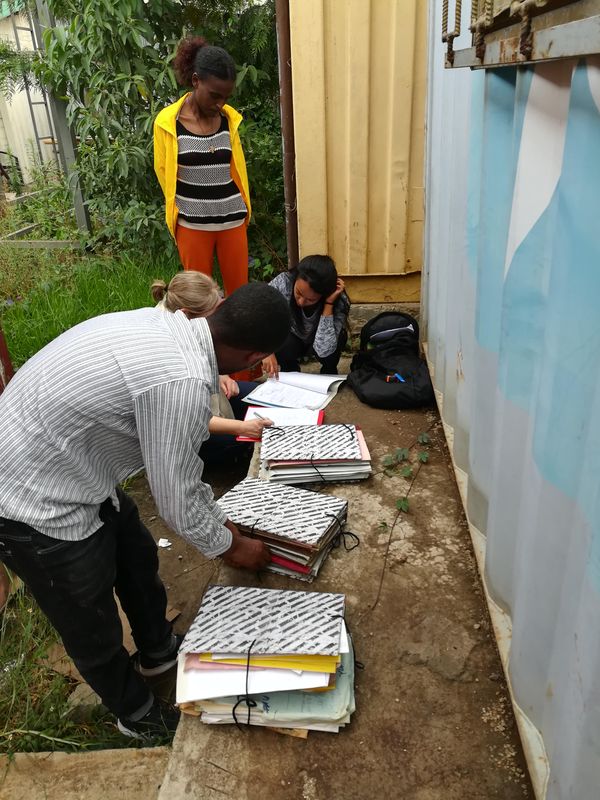 Examen de quelques dossiers sortis du container