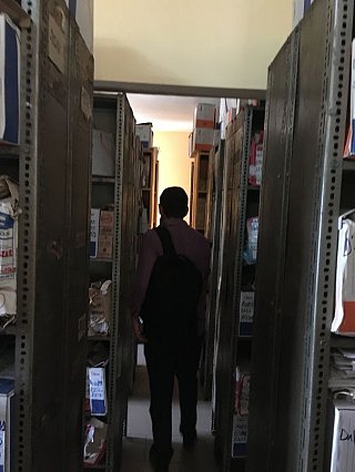 Vincent dans les magasins des Archives nationales