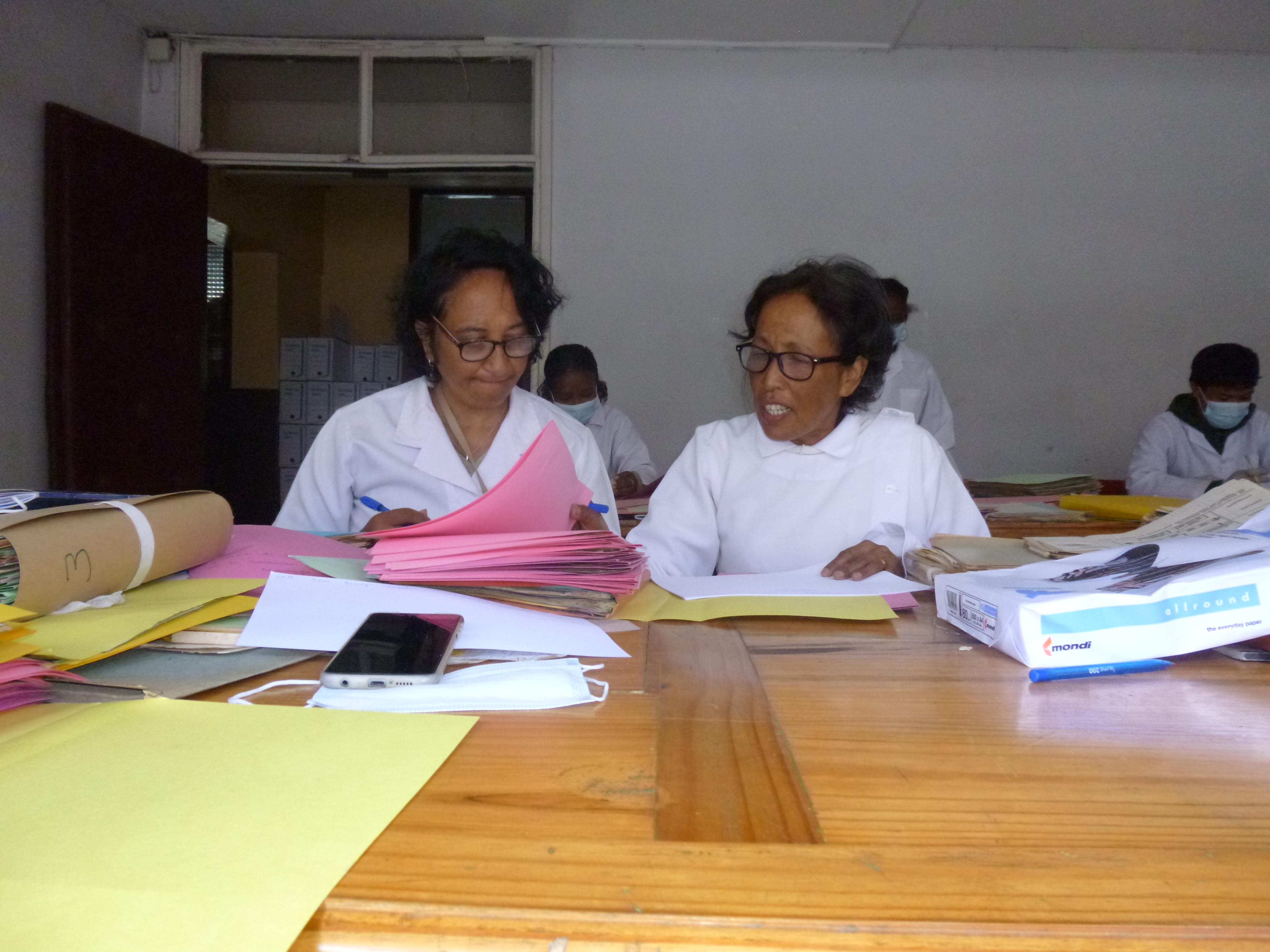 La nouvelle et l'ancienne directrices des Archives nationales de Madagascar