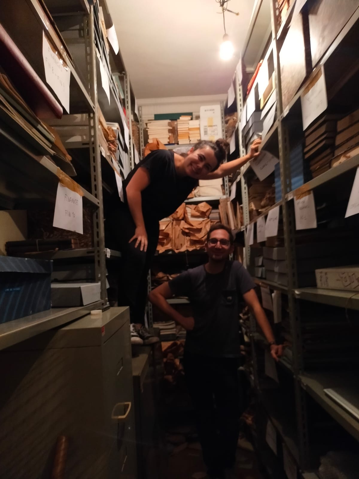 Equipe d'archivistes s'apprêtant à escalader