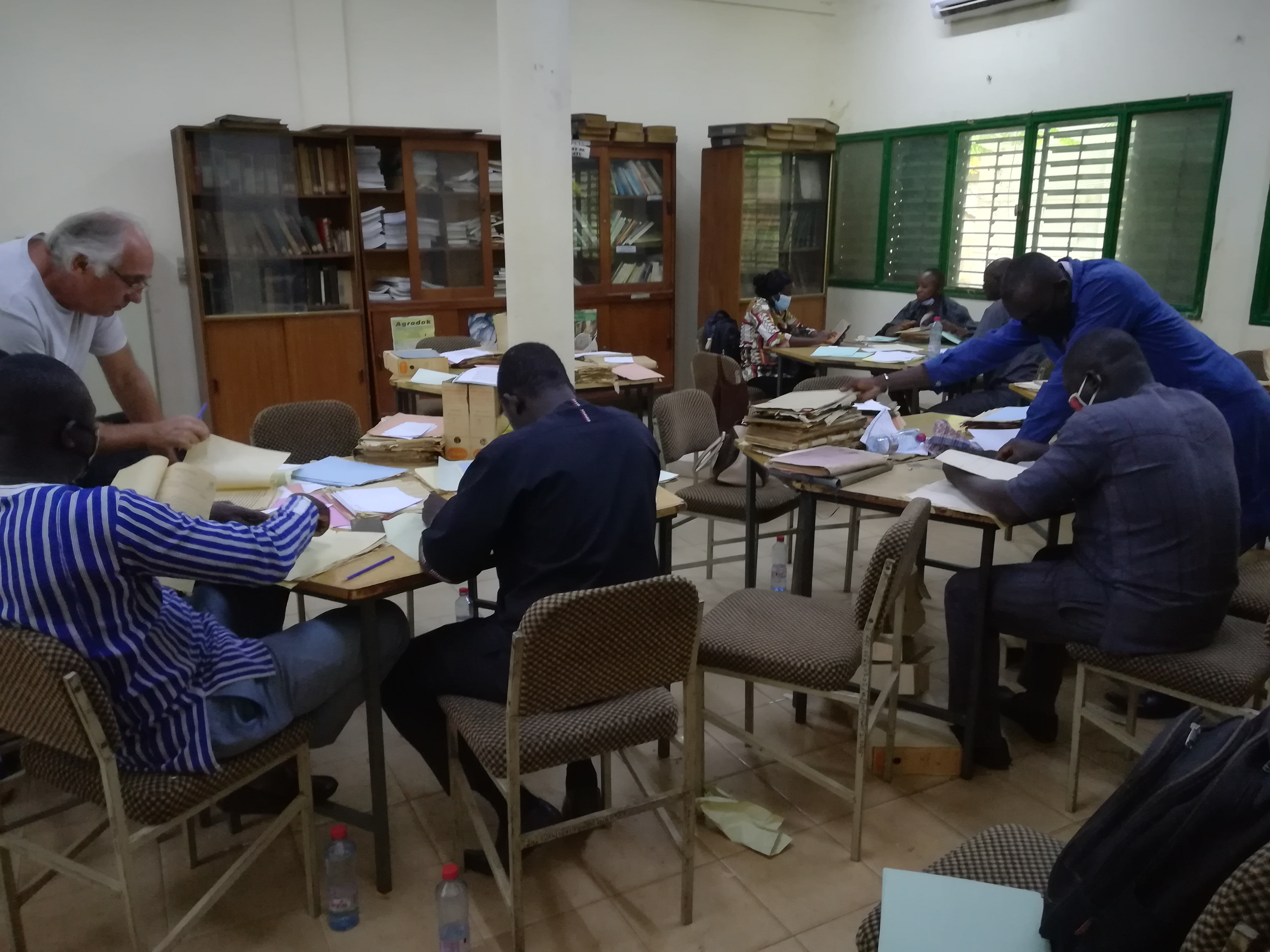 Dans la salle de travail, sur le site de la Direction générale du CNRST
