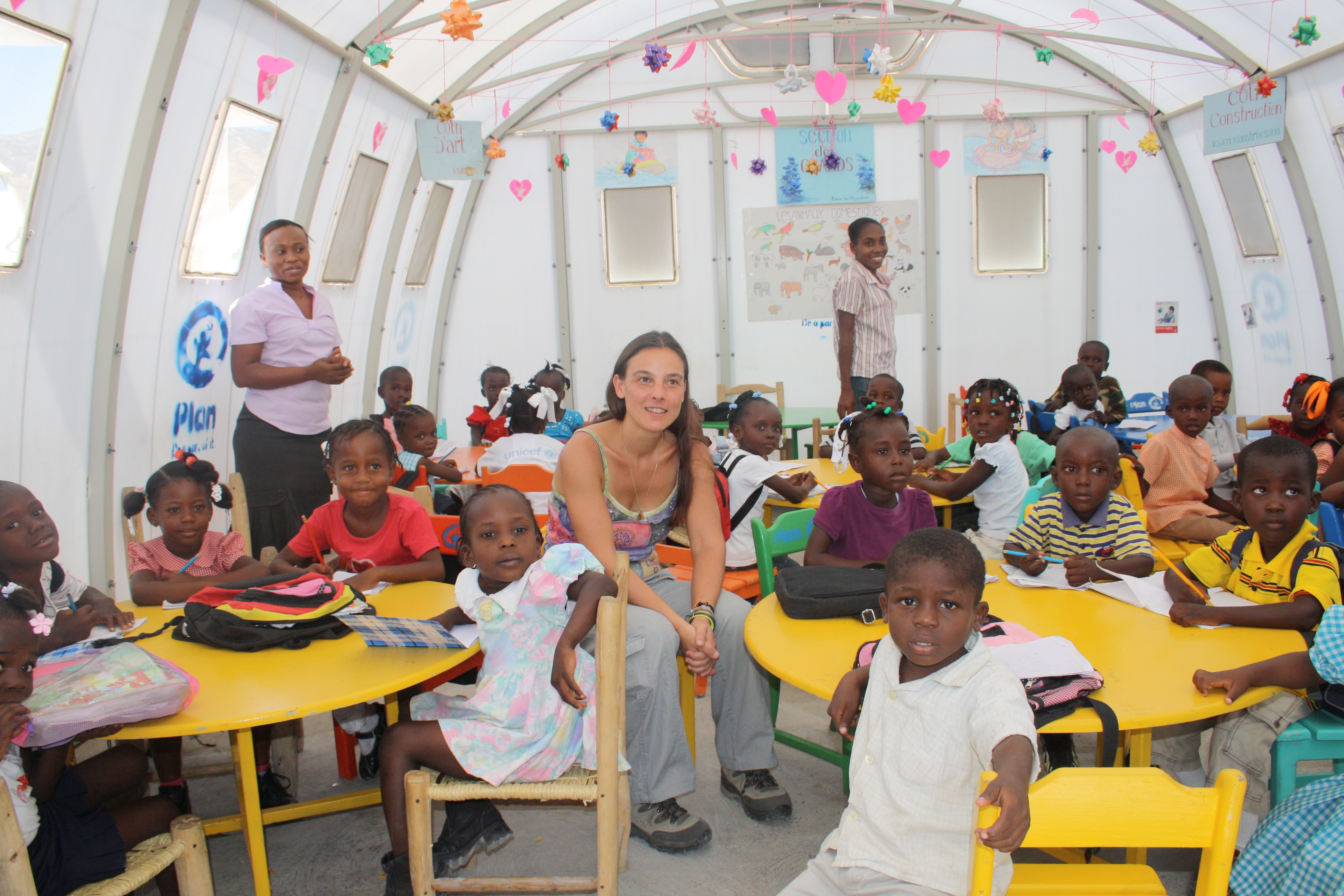 Visite d'une classe dans un camp de réfugiés