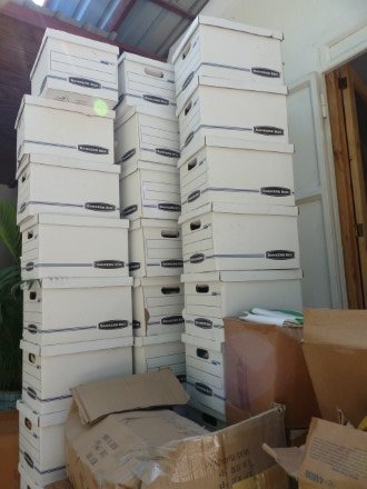 Les cartons s'empilent