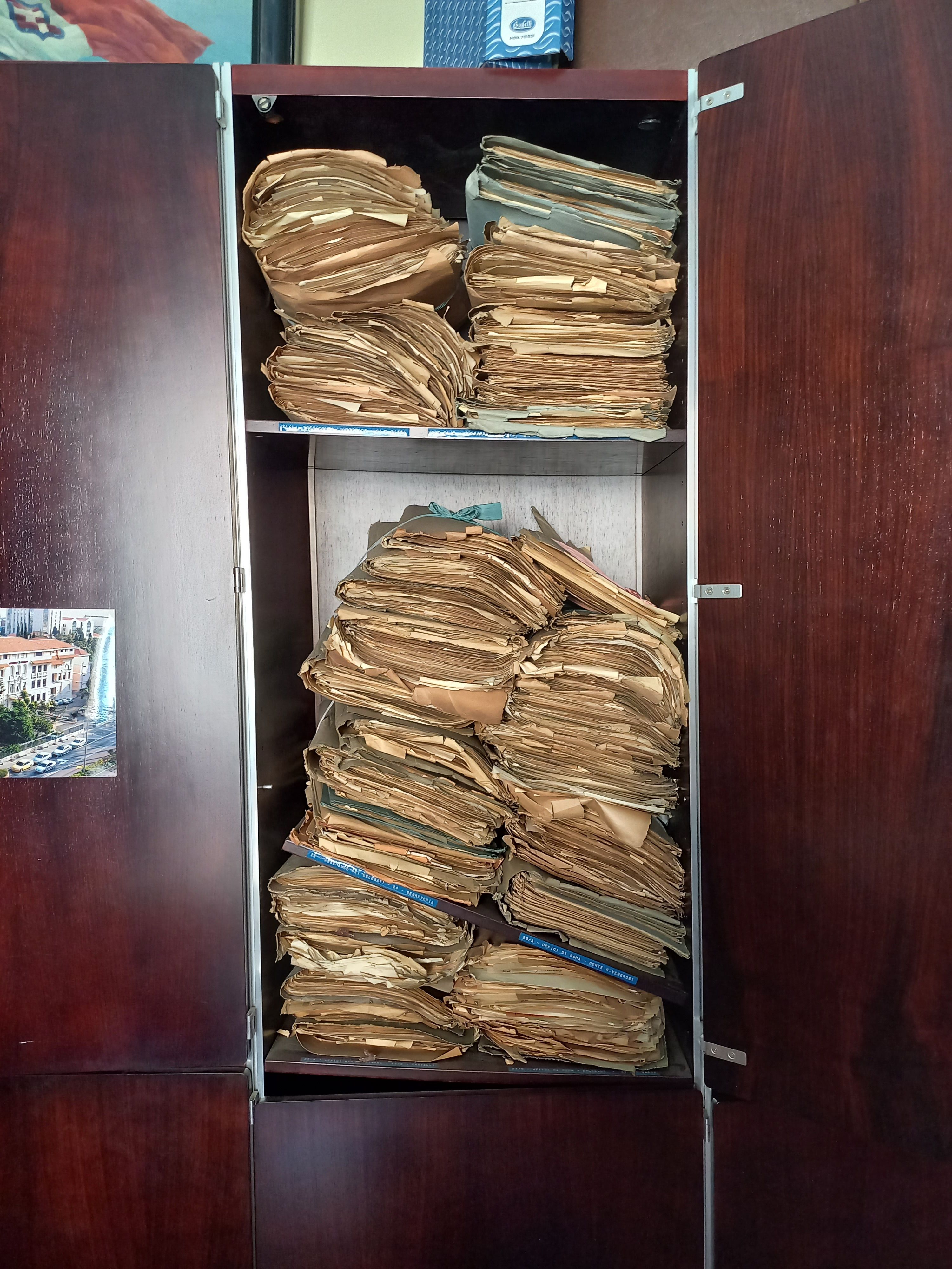 Une des armoires contenant des documents de l'ANSMI