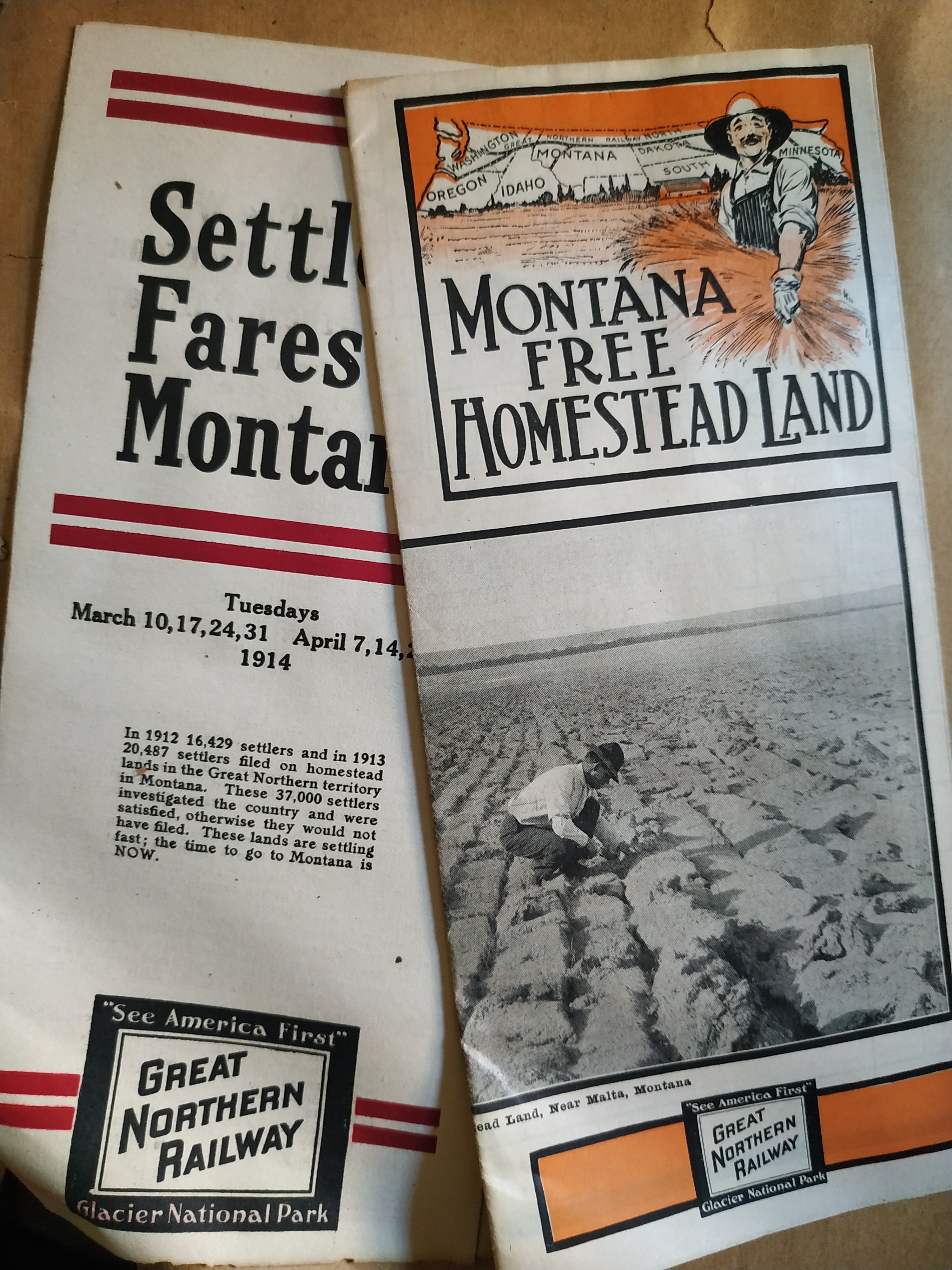 Deux exemples de brochures promotionnelles.