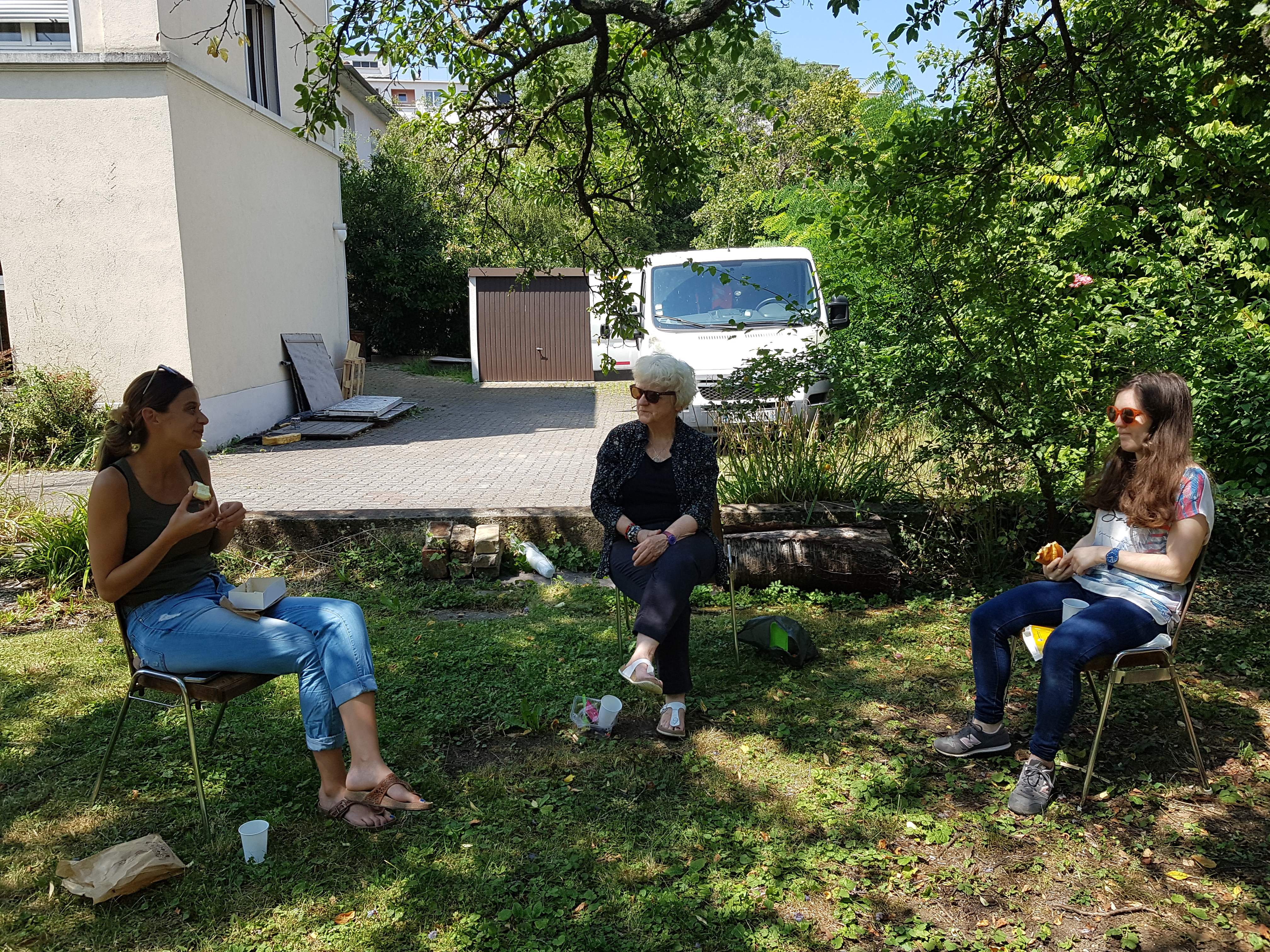 Déjeuner dans le jardin