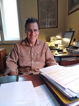 M. Maiuri travaillant à son bureau. 