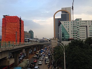 Métro quittant la station Leghar et vue sur Addis-Abeba.