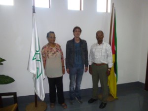 Joël das Neves Tembe, directeur des AhM et Leonora Celesta, directrice-adjointe des AhM avec Fabien Bordeles, ANOM-ASF (au centre)