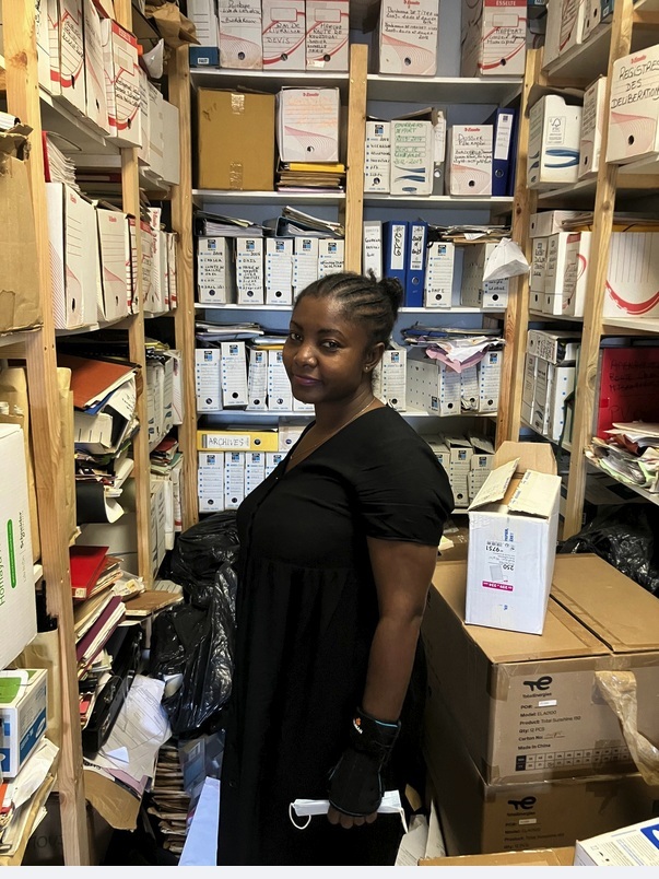 Laandhoiti Mabou, dans la salle d'archives de la mairie