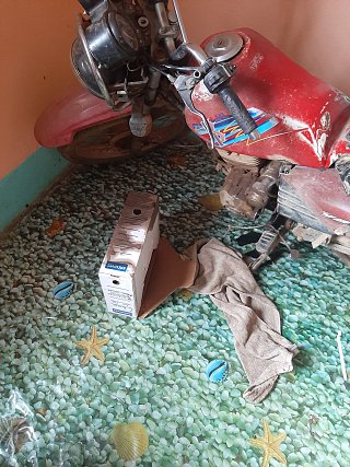 Accident de moto pour une boîte d'archives (vide rassurez-vous)