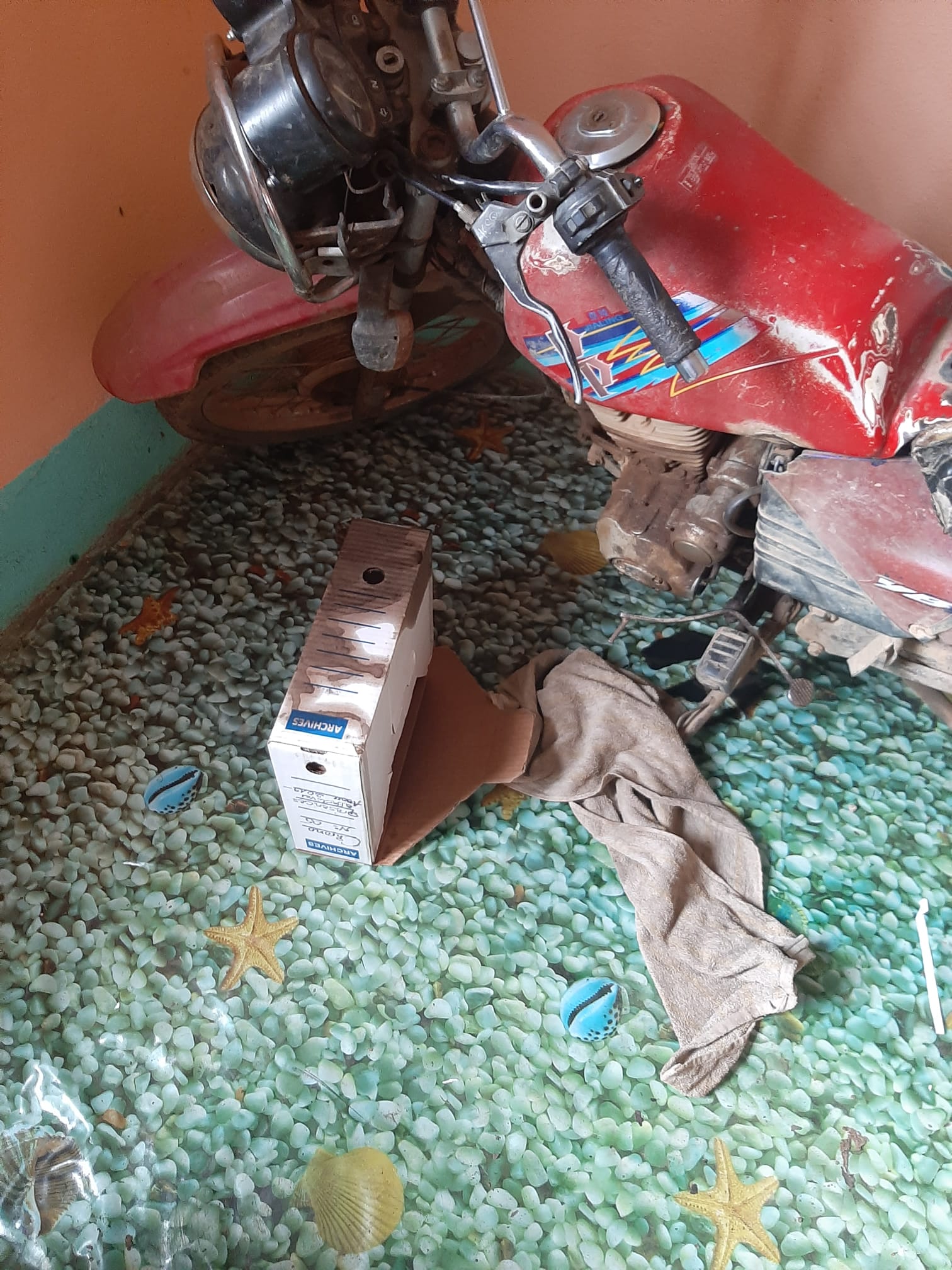 Accident de moto pour une boîte d'archives (vide rassurez-vous)