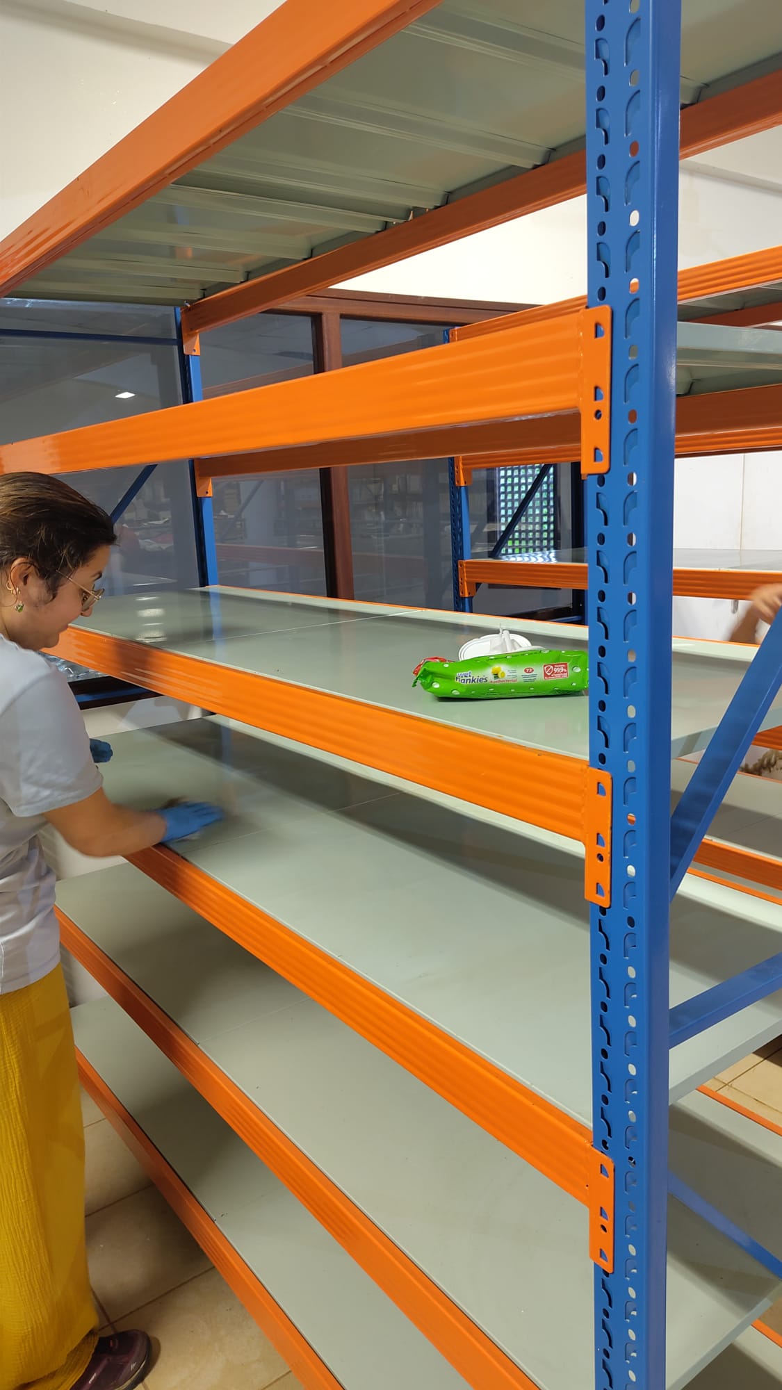 séance de dépoussiérage des rayonnages