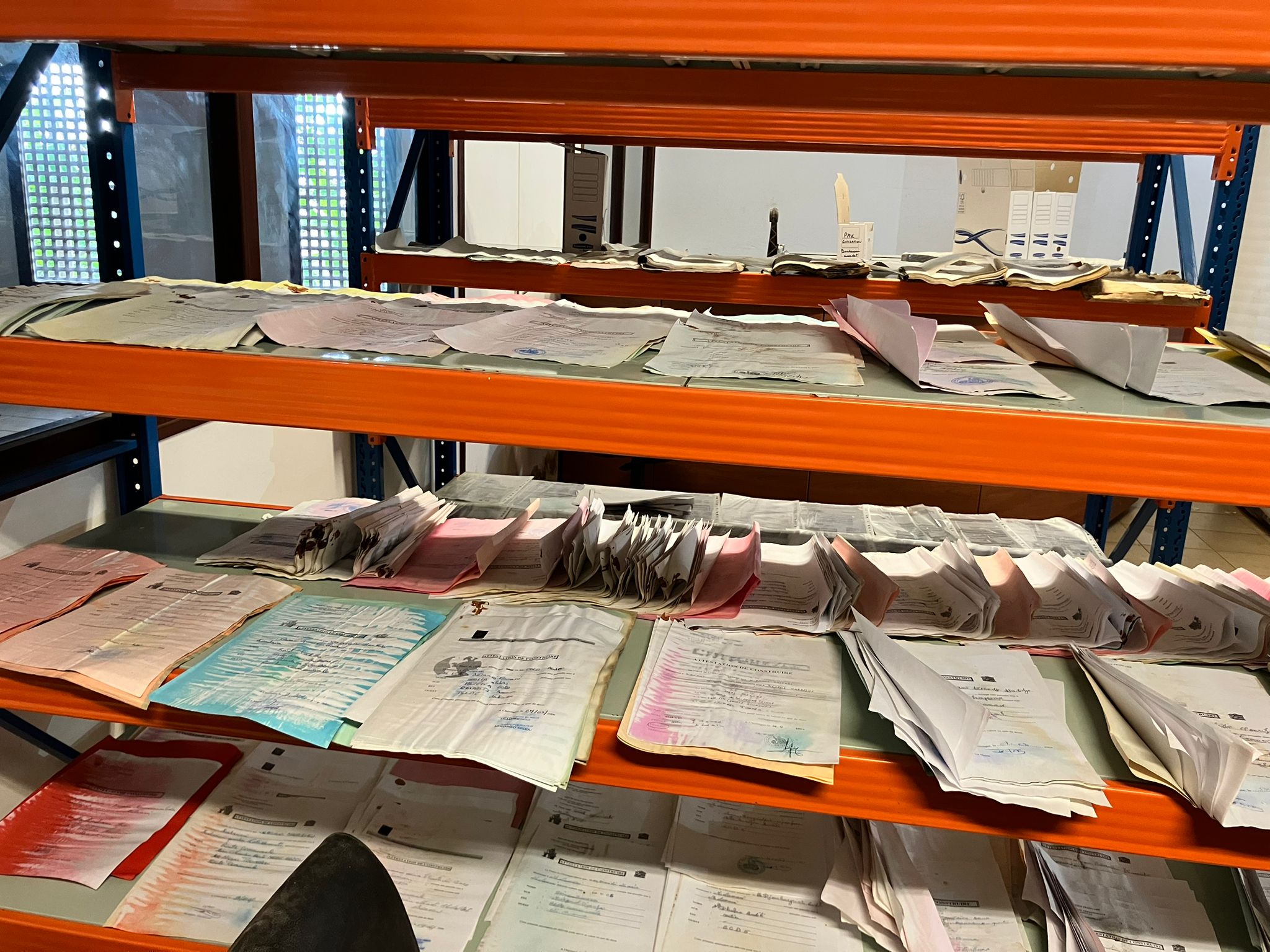 Une boîte d'attestations de construire mises à sécher