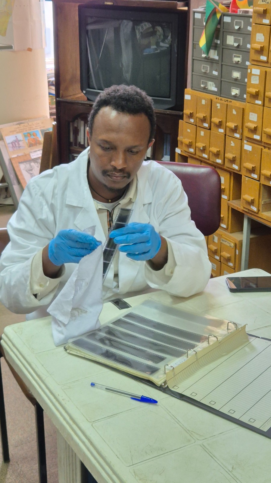 Tsegaye Teshome dépoussière les négatifs avant de les reconditionner
