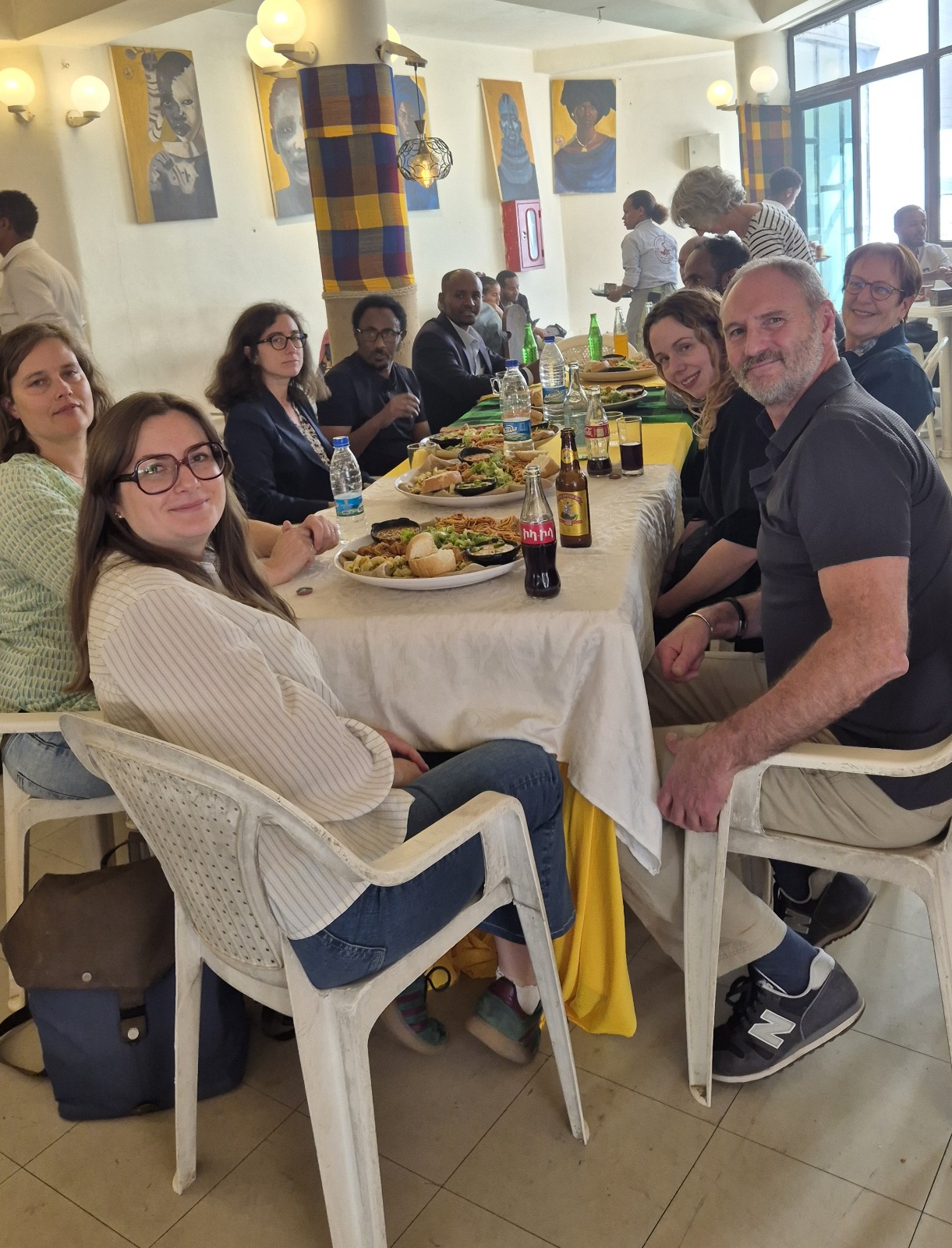 Partage d'une dernière injera, la galette locale et ses accompagnements