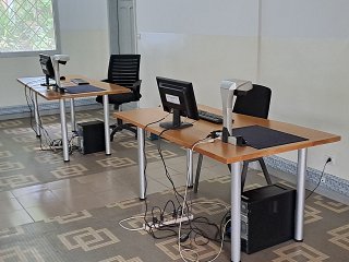 Une salle de lecture équipée d'ordinateurs et de scanners