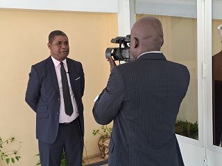 Brice Owabira en pleine interview