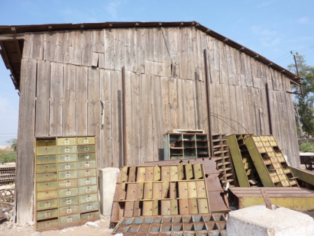 Vue extérieure du hangar qui sert de dépôt d'archives