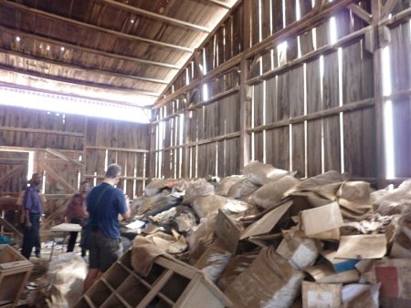Vue intérieure du hangar qui sert de dépôt d'archives