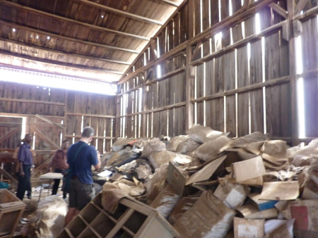 Vue intérieure du hangar qui sert de dépôt d'archives